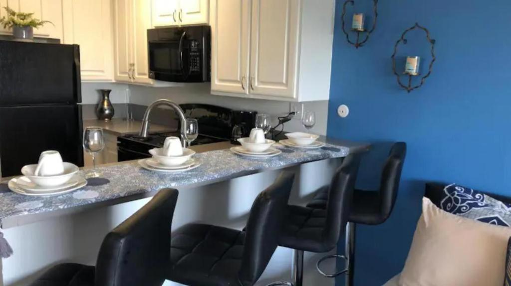 Charming Hollywood Studio With Pool, Balcony, & View Apartamento
