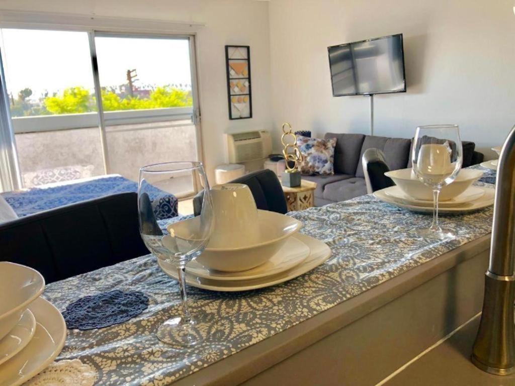 Charming Hollywood Studio With Pool, Balcony, & View * Los Ángeles
